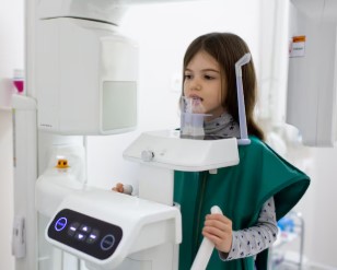 niña realizandose un tac dental