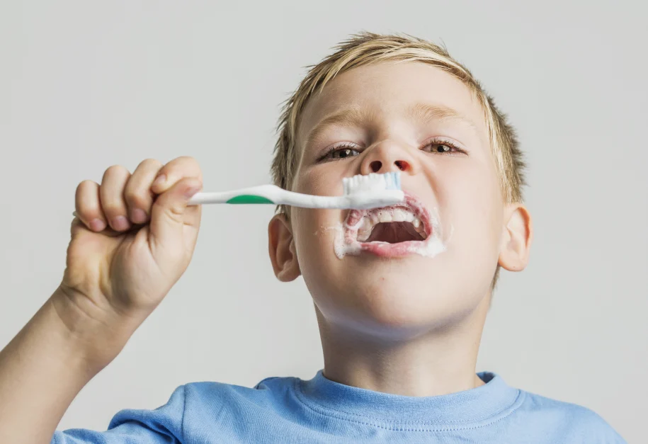 niño cepillandose los dientes