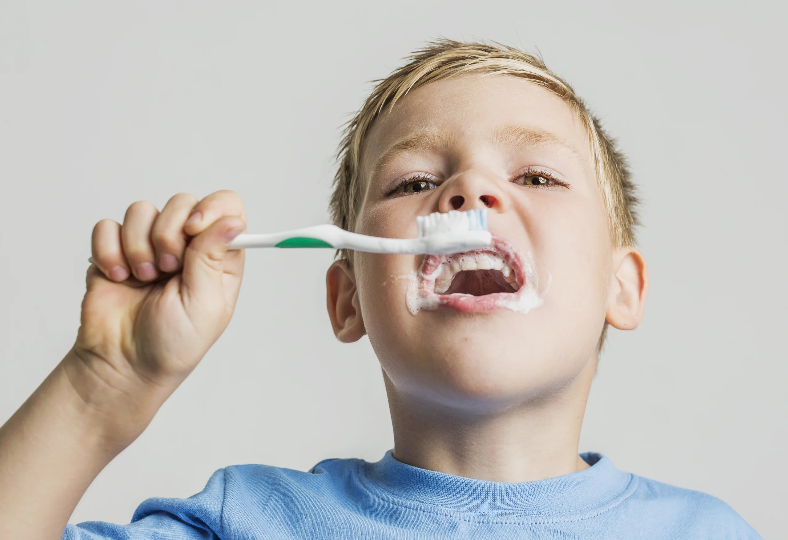 niño cepillandose los dientes
